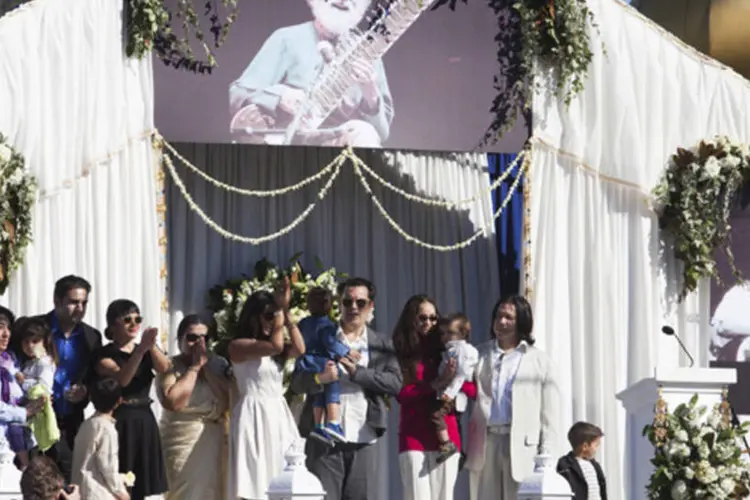 Familiares falam durante cerimônia em memória ao lendário sitarista Ravi Shankar em Encinitas, Califórnia (Sam Hodgson/Reuters)