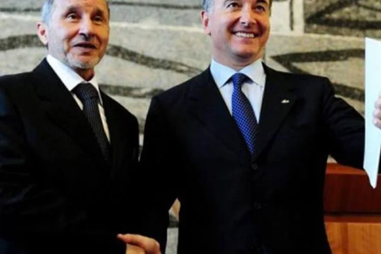 Líder da oposição líbia, Mustafah Abduljalil e o chanceler italiano, Franco Frattin, após reunião (Tiziana Fabi/AFP)