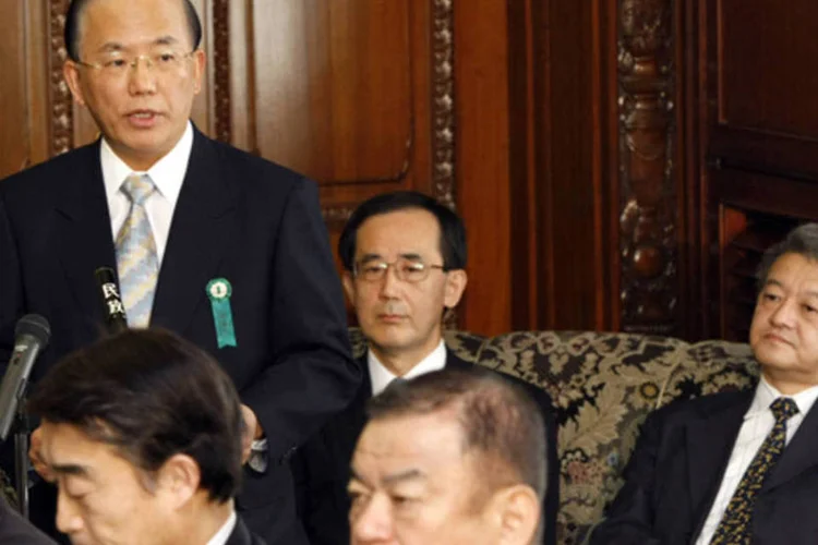 Toshiro Muto (em pé) vem sendo cotado para substituir Masaaki Shirakawa, 63, que deixa o cargo com dois vice-presidentes em 19 de março (Issei Kato-Pool/Getty Images)