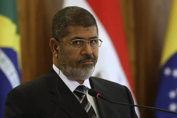 
	O presidente eg&iacute;pcio Mohamed Mursi: os manifestantes, reunidos junto &agrave; mesquita de Rabea al Adauiya, gritaram palavras de ordem e portavam cartazes com mensagens como&nbsp;&quot;Gostamos de voc&ecirc; Mursi&quot;.
 (REUTERS/Ueslei Marcelino)