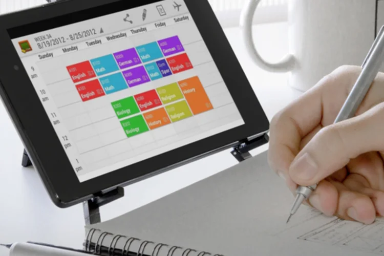 Tablet com tela do app My Class Schedule: Timetable (Montagem/Place.it/EXAME.com)