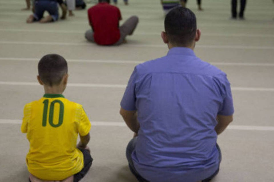 Sírios no Brasil dizem que futebol ajuda a esquecer guerra