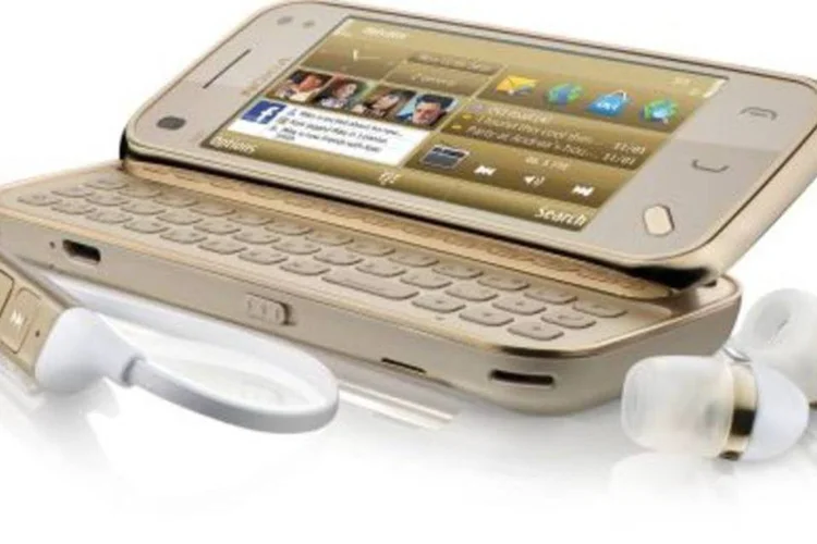 Celular é revestido com ouro 18 quilates (.)