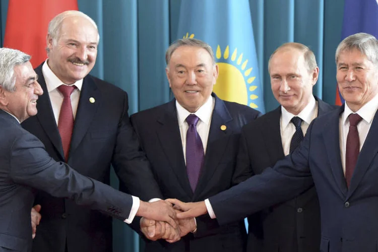 
	Na ordem (E-D), presidentes da Arm&ecirc;nia, Belarus, Cazaquist&atilde;o, R&uacute;ssia e Quirguist&atilde;o: os acordos de coopera&ccedil;&atilde;o abrangem tamb&eacute;m &Iacute;ndia, Ir&atilde; e Egito, entre outros pa&iacute;ses, acrescentou o porta-voz
 (Reuters / Aleksey Nikolskyi)