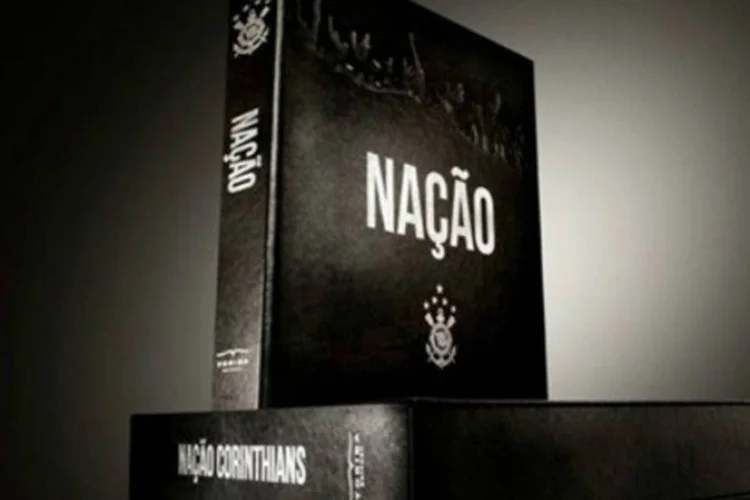 Livro tem sete páginas triplas assinadas individualmente por Rivellino, Sócrates, Wladimir, Basílio, Neto e Marcelinho Carioca (Divulgação)