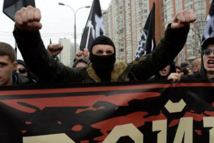 
	Nacionalistas russos: autoridades moscovitas indicaram ter prendido cerca de 30 jovens que fizeram a sauda&ccedil;&atilde;o nazista e quebraram vidros de autom&oacute;veis
 (AFP)