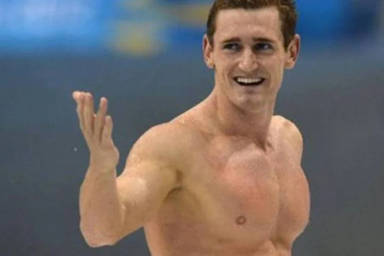 O sul-africano Cameron Van der Burgh comemora a medalha de ouro e a quebra do recorde mundial nos 100 m peito (©AFP / Fabrice Coffrini)