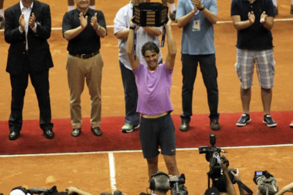 O tenista Rafael Nadal, da Espanha, levanta o troféu do Brasil Open, que aconteceu em São Paulo  (REUTERS / Nacho Doce)