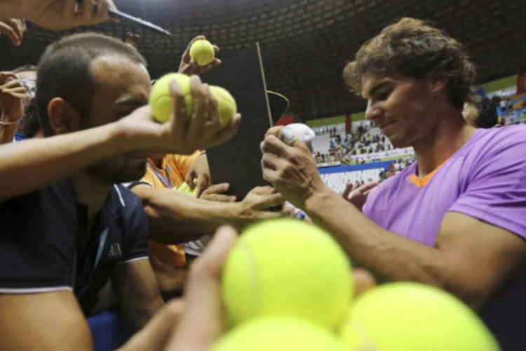 O tenista espanhol Rafael Nadal distribui autógrafos para fãs em São Paulo (REUTERS/Paulo Whitaker)