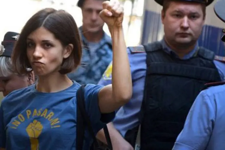 
	Nadejda Tolokonnikova ergue o punho antes de audi&ecirc;ncia em Moscou: &quot;acho que o julgamento contra n&oacute;s era importante, pois mostrou o verdadeiro rosto do sistema Putin&quot;
 (Natalia Kolesnikova/AFP)