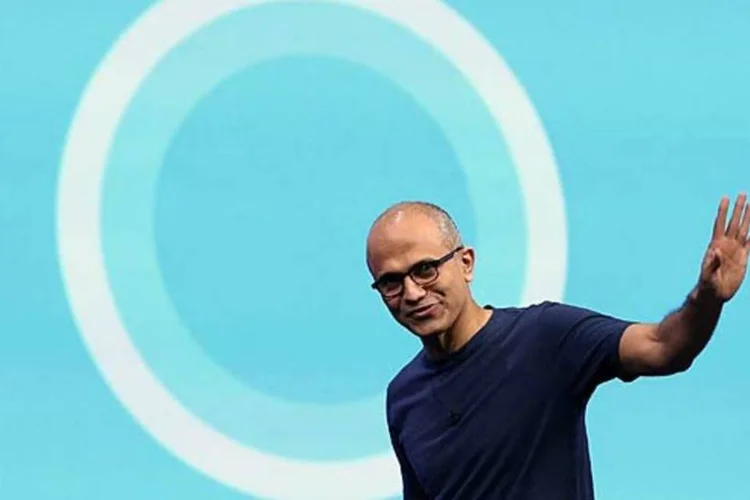 Satya Nadella e o ícone da Cortana: a assistente falante é a principal novidade do Windows Phone 8.1 (Justin Sullivan / Getty Images)