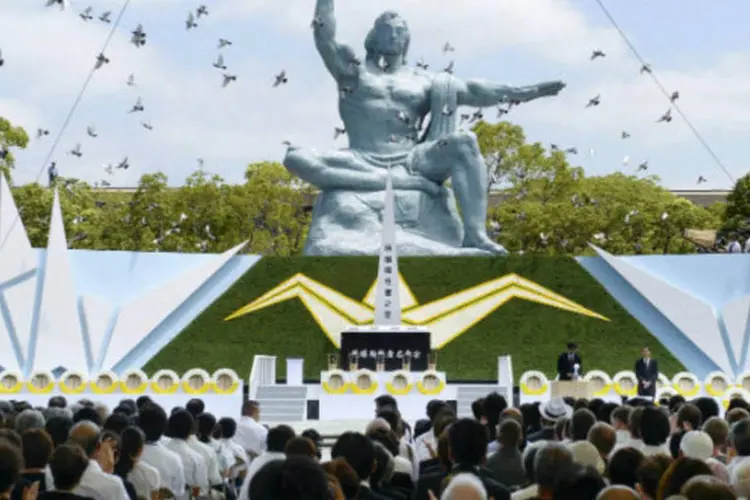 Cerimônia montada ao redor da Estátua da Paz, no Parque da Paz de Nagasaki, marca o 68º aniversário do bombardeio atômico da cidade japonesa (REUTERS / Kyodo)