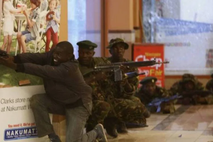 
	Kimaiyo disse tamb&eacute;m que um dos pistoleiros ficou ferido nos enfrentamentos com a pol&iacute;cia, que tenta render o grupo
 (Reuters/Goran Tomasevic)