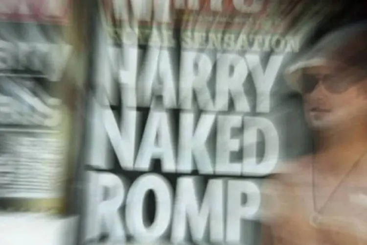 
	Jornais brit&acirc;nicos mostram as imagens das fotos nuas de Harry: o pr&iacute;ncipe foi fotografado na su&iacute;te de um hotel de Las Vegas durante uma partida de &quot;strip-bilhar&quot;
 (Daniel Sorabji/AFP)