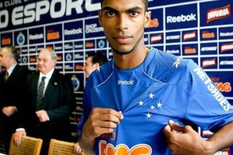 Naldo, o novo reforço do Cruzeiro, exibe camisa com patrocínios da BMG e da Netshoes (Divulgação/Vipcomm)