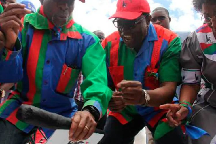 O candidato favorito à presidência Hage Geingob (C) durante ato de campanha em Windhoek em 22 de novembro
 (Jordaania Andima/AFP)