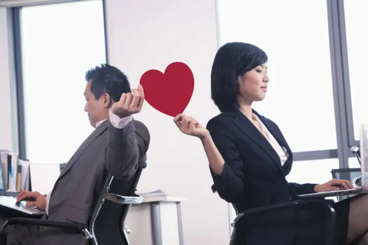 Namoro no escritório: relação não interferiu no trabalho na opinião de mais 80% das pessoas (XiXinXing/Thinkstock)