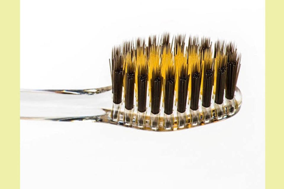 Esta escova é feita com ouro e promete clarear os dentes