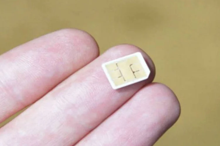 O Nano SIM possui 12,3 x 8,8 x 0,67 milímetros, enquanto que a versão anterior, para o iPhone 4S, mede 15 x 12 x 0,76 milímetros (Reprodução)
