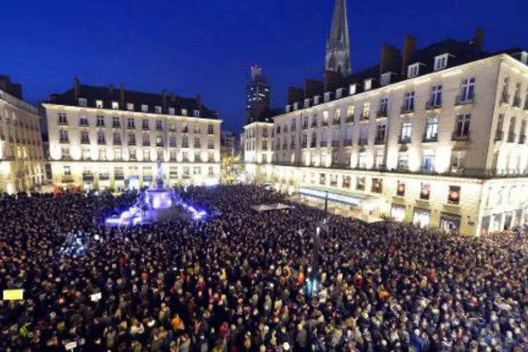 Em Nantes, cidade da França, milhares de pessoas se manifestaram após o ataque ao jornal Charlie Hebdo (Georges Gobet/AFP)