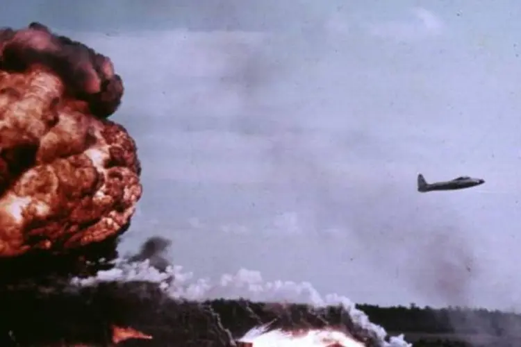 Explosão de bomba Napalm, em 1955: o fogo dessas bombas alcança 1,2 mil graus (Getty Images)