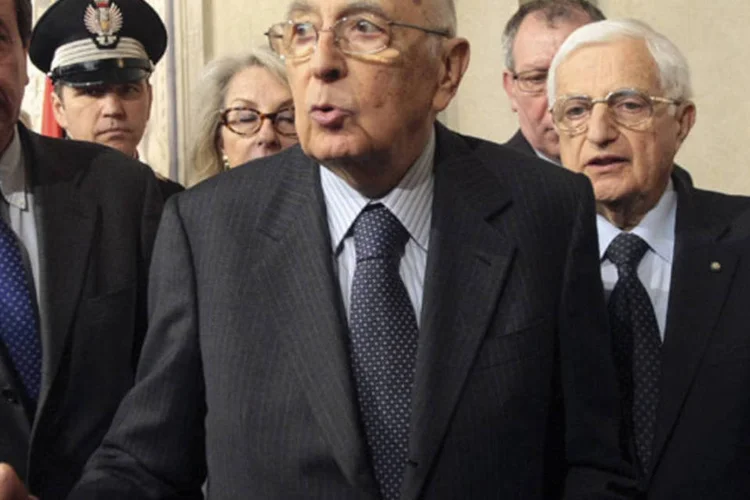 O presidente da Itália, Giorgio Napolitano: Napolitano não optou pela renúncia, como o presidente do Banco Central Europeu (BCE) Mario Draghi o aconselhou a não fazer, pois isto iria deixar o país com uma lacuna de poder. (REUTERS/Remo Casilli)