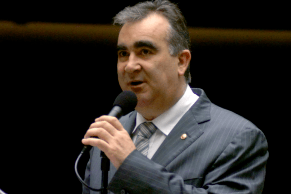 Solto "por equívoco", ex-líder do PSDB-MG é internado
