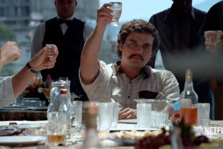
	Narcos: &quot;(A s&eacute;rie) descreve a minha pessoa, a minha vida, a minha fam&iacute;lia e meu irm&atilde;o. Acho que ningu&eacute;m mais no mundo est&aacute; vivo para determinar a veracidade dos materiais exceto eu&quot;, diz irm&atilde;o de Pablo Escobar
 (Reprodução)
