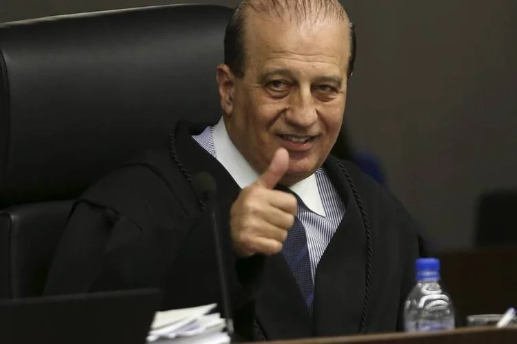 
	Augusto Nardes, ministro do TCU: &quot;&Eacute; uma satisfa&ccedil;&atilde;o estar aqui nesse momento hist&oacute;rico, depois de uma decis&atilde;o hist&oacute;rica&quot;.
 (Reuters)
