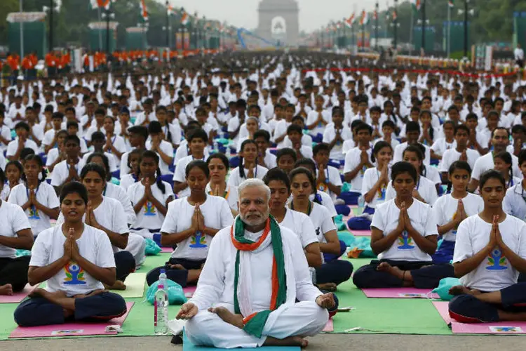 Narendra Modi pratica ioga em Nova Déli: "A ioga é muito mais que a condição física. Não estamos celebrando apenas um dia, também estamos treinando a mente humana para iniciar uma nova era de paz", disse (Reuters)