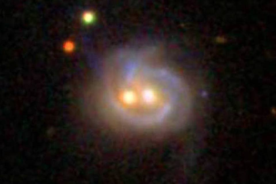 NASA flagra galáxia com dois buracos-negros