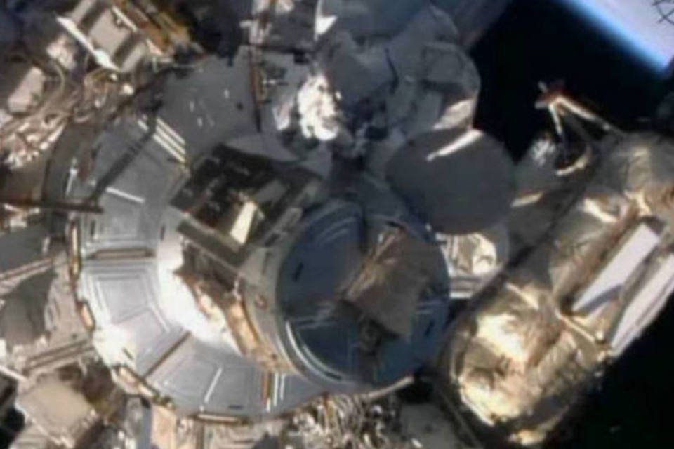 Astronautas da ISS concluem caminhada espacial