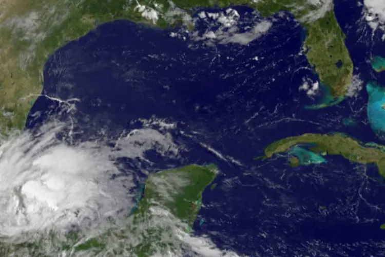 Imagem da NASA desta quinta-feira (20) mostra a tempestade tropical Barry se formando na costa do México (AFP / Ho)