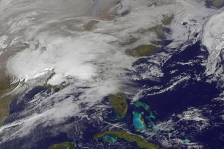 Imagem da NASA mostra tempestade sobre a Costa Leste dos EUA: mais de 600 voos foram cancelados em todo o país (REUTERS)