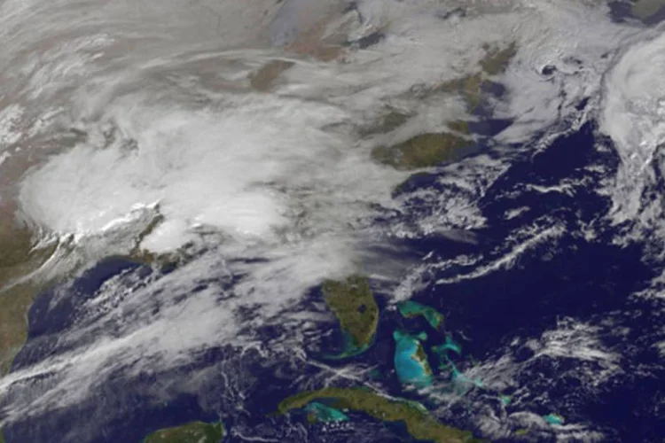 Imagem da NASA mostra tempestade sobre a Costa Leste dos EUA: mais de 600 voos foram cancelados em todo o país (REUTERS)