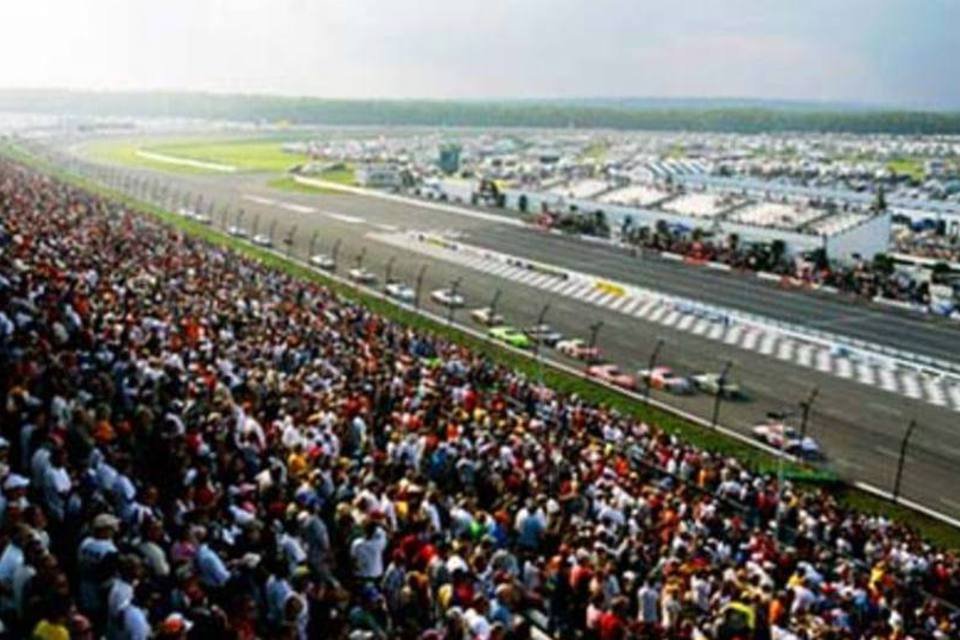 Uma pista de Nascar abastecida a energia solar