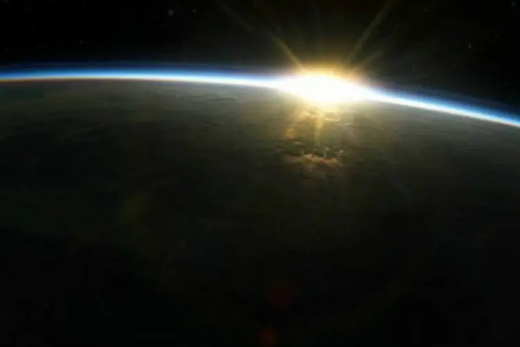 Nascer do Sol visto de cima da Terra (Wikimedia Commons)