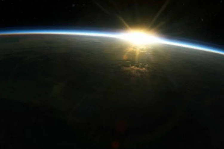 Nascer do Sol visto de cima da Terra (Wikimedia Commons)