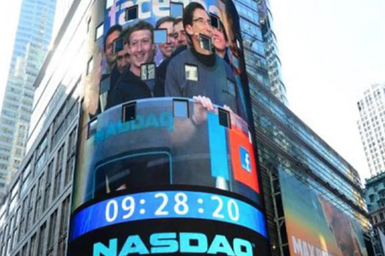 
	Nasdaq exibe Mark Zuckerberg &nbsp;em tel&atilde;o: &agrave;s 14h (de Bras&iacute;lia), as a&ccedil;&otilde;es do Facebook operavam em queda de 4,44%, para US% 18,24, na Bolsa de Nova York
 (©AFP / Emmanuel Dunand)