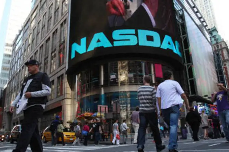 O índice Dow Jones caía 0,09 por cento, a 12.992 pontos, o S&P 500 tinha baixa de 0,15 por cento, a 1.370 pontos, e o Nasdaq perdia 0,25 por cento, aos 2.979 pontos (Daniel Barry/Getty Images)