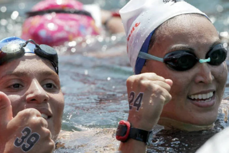 
	Ana Marcela Cunha (E) e Poliana Okimoto Cintra conquistaram as medalhas de prata e ouro, respectivamente, na prova de 10km da maratona aqu&aacute;tica 
 (REUTERS/Albert Gea)
