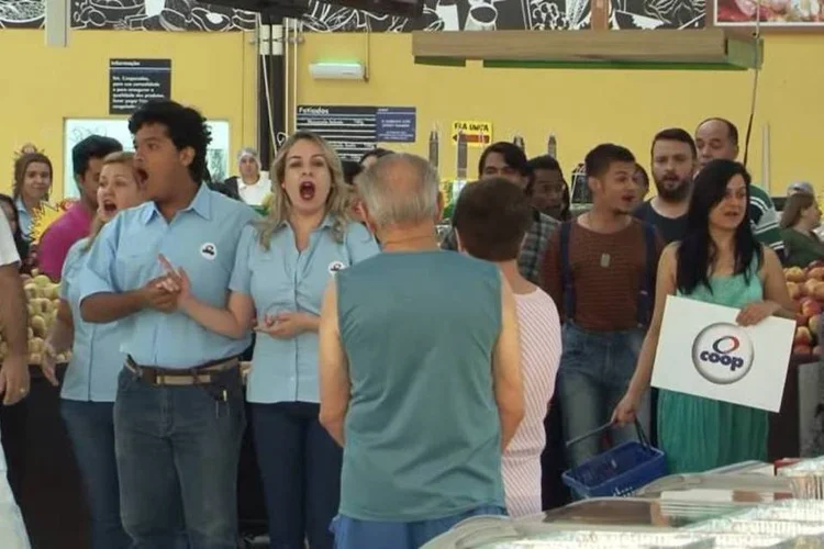 
	A .R.E.F. Comunica&ccedil;&atilde;o fez uma surpresa aos cooperados da COOP, realizando um Flash Mob natalino
 (Reprodução/YouTube)