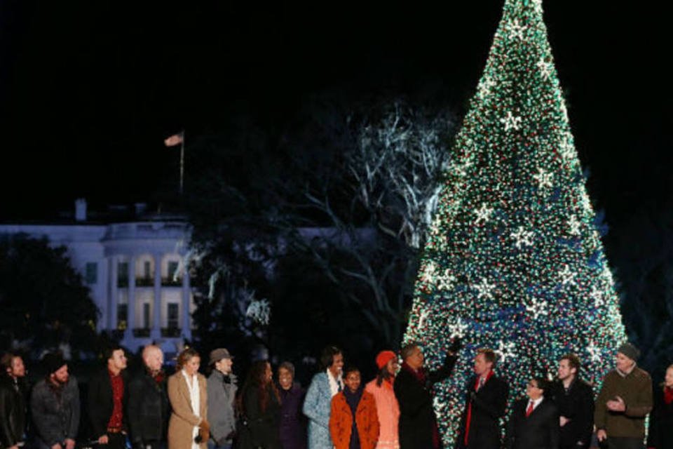 Família Obama comanda acendimento da árvore de Natal