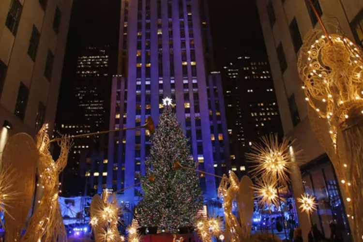 Árvore de Natal do Rockefeller Center é iluminada em Nova York: a árvore deste ano tem 16 metros de diâmetro, dez toneladas e 80 anos de idade (Carlo Allegri/Reuters)