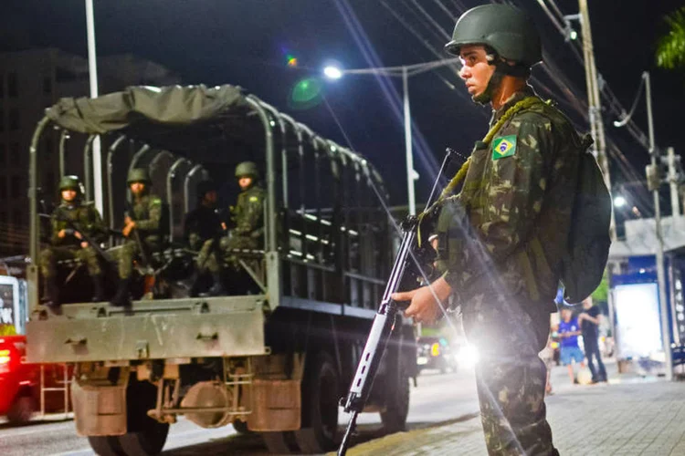 
	For&ccedil;as Armadas: cerca de 1.200 homens do Ex&eacute;rcito e da Marinha atuam
 (Leo Carioca/Reuters)