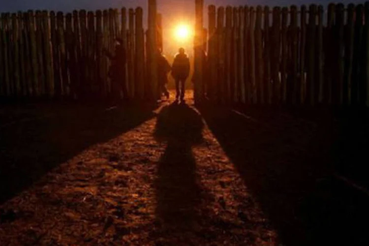 Visitantes chegam para inspecionar o reconstruído observatório solar pré-histórico de Goseck, leste da Alemanha, na inauguração do local, no solstício de inverno (AFP/Arquivo/Jens Schlueter)