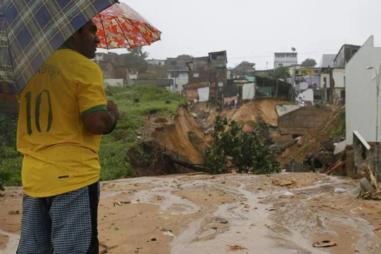 
	Chuva em Salvador: A PM n&atilde;o informou o n&uacute;mero de v&iacute;timas que ainda est&atilde;o debaixo dos escombros dos delizamentos
 (REUTERS/Toru Hanai)