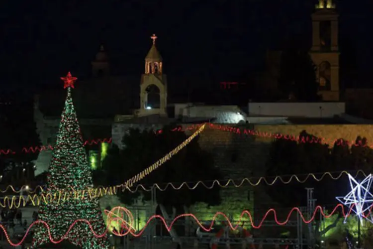 
	&Aacute;rvore de Natal em frente &agrave; Bas&iacute;lica da Natividade: Bel&eacute;m celebrava com a presen&ccedil;a de muitos jovens, tanto crist&atilde;os quanto mu&ccedil;ulmanos
 (Musa al Shaer/AFP)