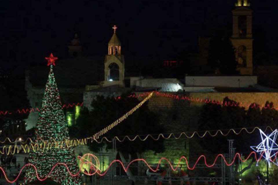 Palestinos, peregrinos e curiosos festejam chegada do Natal