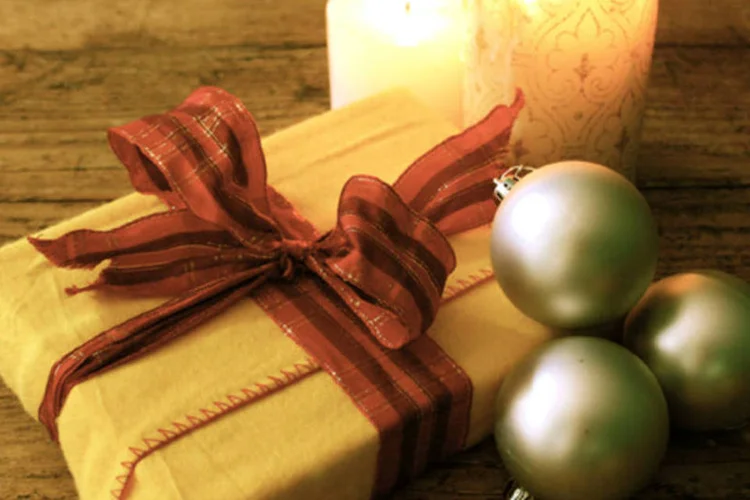 Presente, vela e enfeite de Natal (Stock.xchng)
